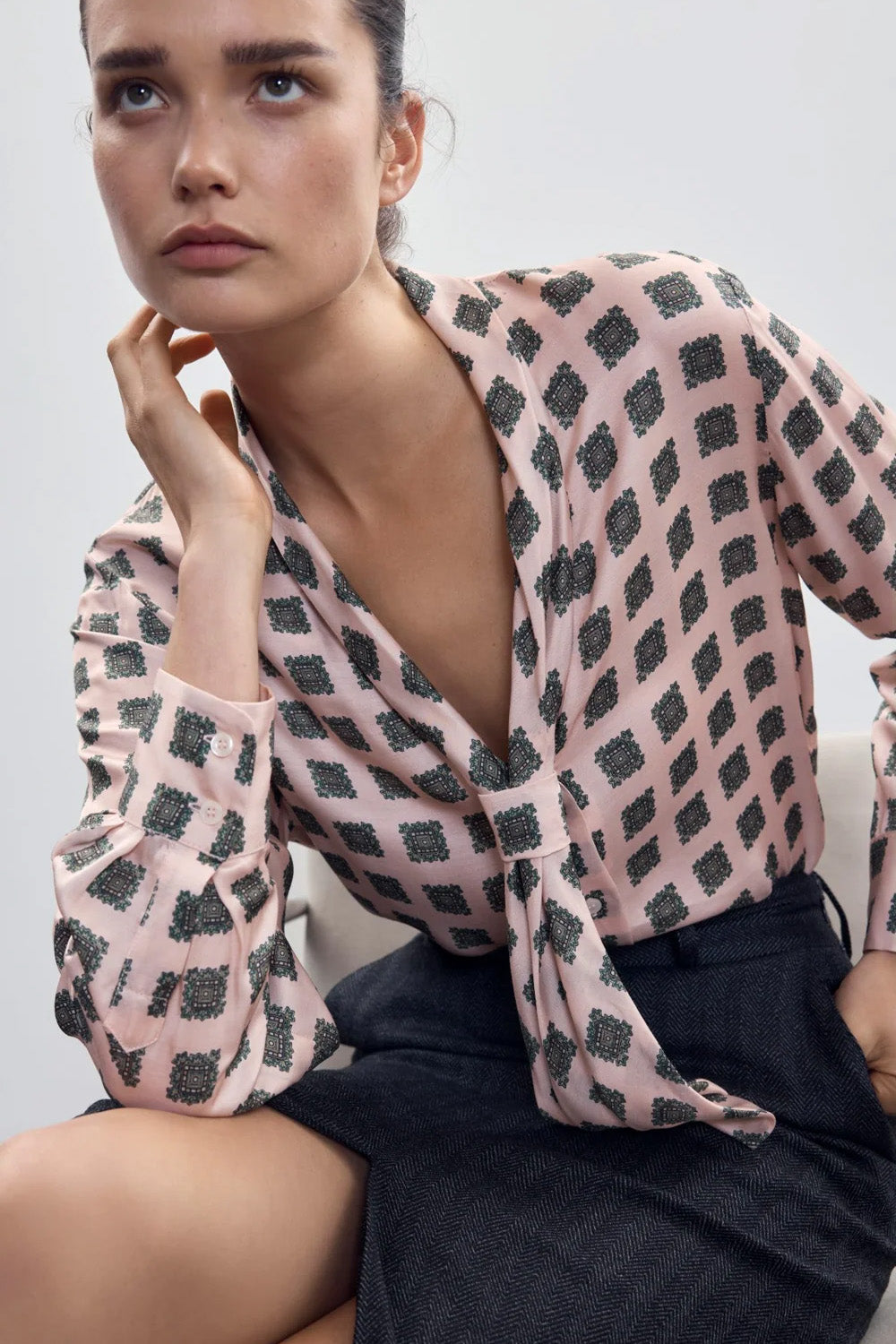 V-NECK TIE BLOUSE
